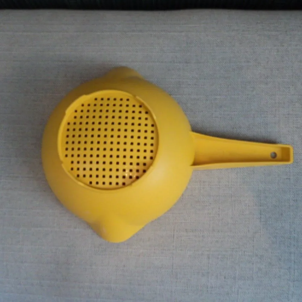 Tupperware strainer - Picture 2 of 2